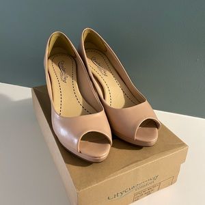 City Classified peep toe pumps - Nude - 8.5 Wide